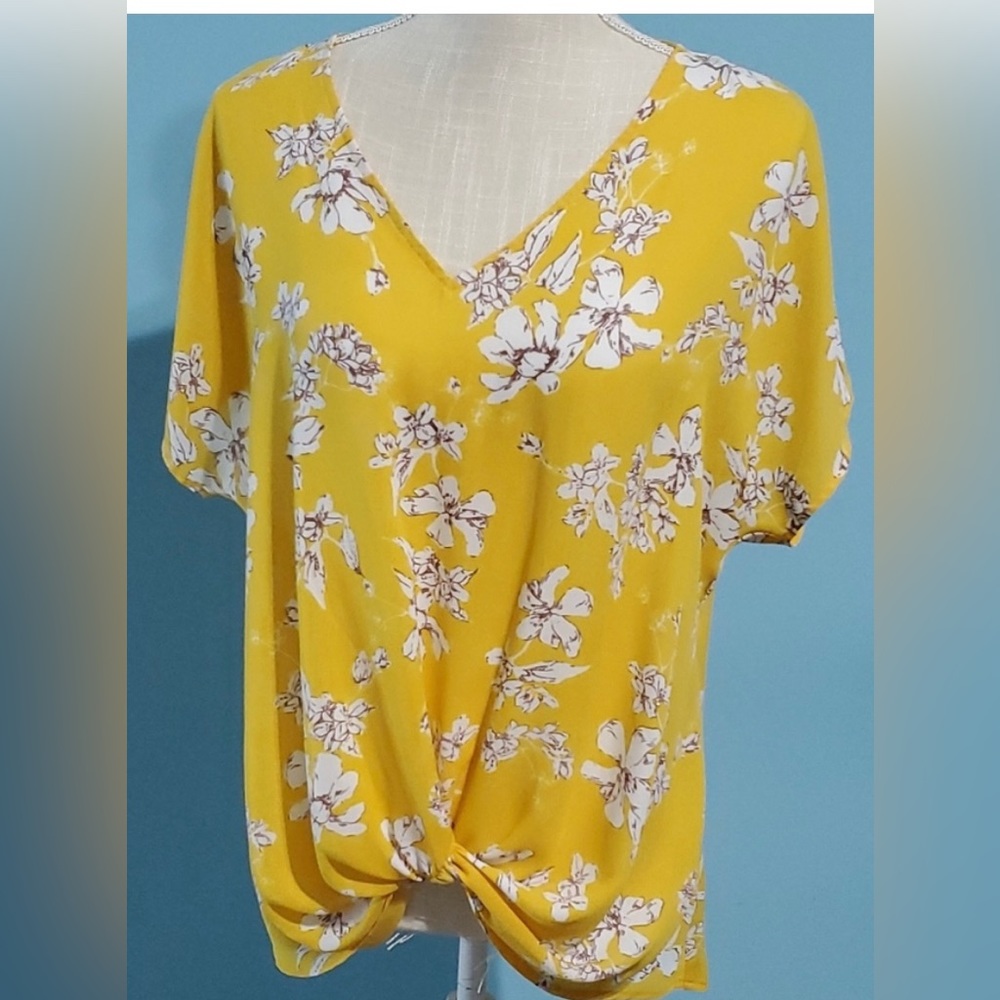 West Kei Short Sleeve Yellow Print Twist Blouse. Size small.